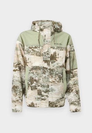 Μπουφάν με καμουφλάζ, κουκούλα, κορδόνια, τσέπη με φερμουάρ στο μανίκι, φερμουάρ και καπάκι στο μπροστινό μέρος, και το λογότυπο της Columbia στο στήθος σε αποχρώσεις χαμηλής έντασης πράσινου και μπεζ.