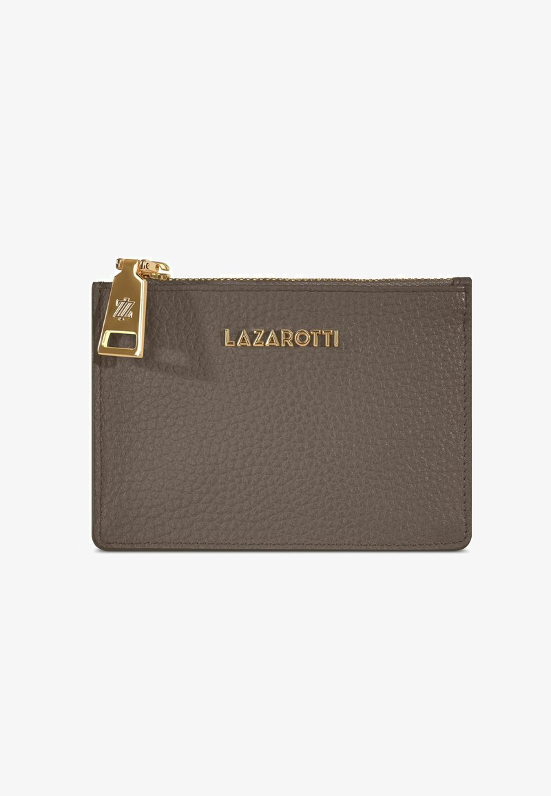 Portefeuille en cuir marron avec une surface texturée, des accessoires en métal doré et une fermeture éclair, arborant un logo bien en vue à l'avant.