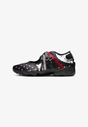 Nike Sportswear, WMNS NIKE AIR RIFT BR CN - Μπαλαρίνες με λουράκι στον αστράγαλο - black/black-black-mtlc silver-coloured-univ red-white