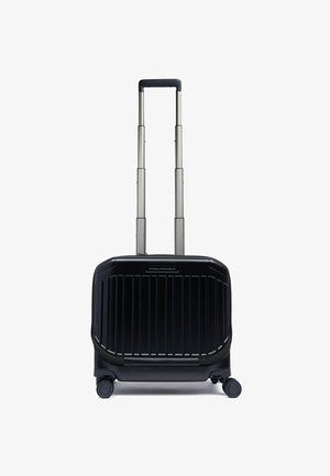 Schwarzer Hartschalenkoffer mit geriffeltem Design, ausziehbarem silbernem Griff und vier Rollen mit 360-Grad-Drehbarkeit für optimale Beweglichkeit.