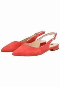 Różowe zamszowe buty typu slingback z wąskim noskiem, otwartymi bokami i małym czerwonym słupkowym obcasem. Posiadają regulowany pasek na kostkę dla lepszego dopasowania.