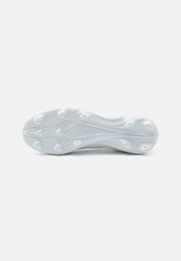 Suola di scarpa sportiva bianca con una superficie liscia e testurizzata, caratterizzata da tacchetti prominenti, progettata per la trazione e il movimento su erba o campo.