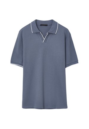 Polo à manches courtes en bleu atténué, en tissu texturé avec un col en V et une bordure blanche sur le col et les manches.