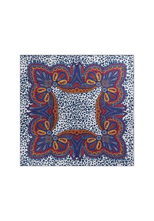 Quadratisches Seidentuch mit aufwendigem Paisleymuster in Rot, Blau und Orange auf weißem Hintergrund mit schwarzen Leopardenflecken.