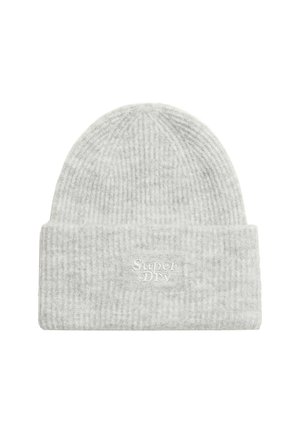 Grijze gebreide beanie met een geribde structuur en een omgeslagen rand. Heeft "Super Dry" in het wit geborduurd aan de voorkant.