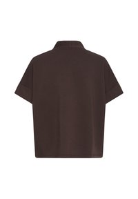 Chemise marron à manches courtes avec col, vue de dos, coupe ample et manches retroussées sur fond blanc.