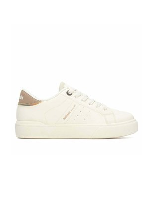 Zapatilla blanca de corte bajo con lengüeta beige en el talón, cordones blancos y marca sutil en el lateral y la parte trasera, mostrada sobre un fondo blanco.