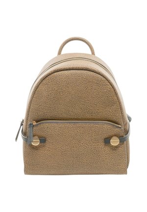 Kleiner brauner strukturierter Rucksack mit Frontreißverschlusstasche, gebogenem oberen Griff und goldfarbenen Knopfdetails an schwarzen Riemen.