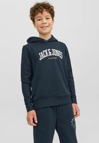 Sudadera azul marino con bolsillo canguro y puños acanalados, con el texto del logo en blanco "JACK & JONES" en el frente y capucha con cordón.