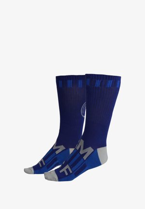 Chaussettes de sport bleues avec des accents de orteil et de talon gris clair contrastants. Design à côtes verticales et logo visible sur le pied.