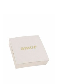 Caja cuadrada crema con la palabra "amor" en relieve dorado centrada en la tapa, cerrada y fotografiada sobre un fondo blanco.