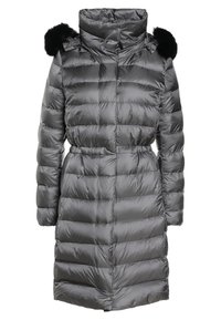 Šedá prošívaná péřová bunda s vysokým límcem a černými umělými kožíšky na ramenou. Má přiléhavý pas a dlouhé rukávy.