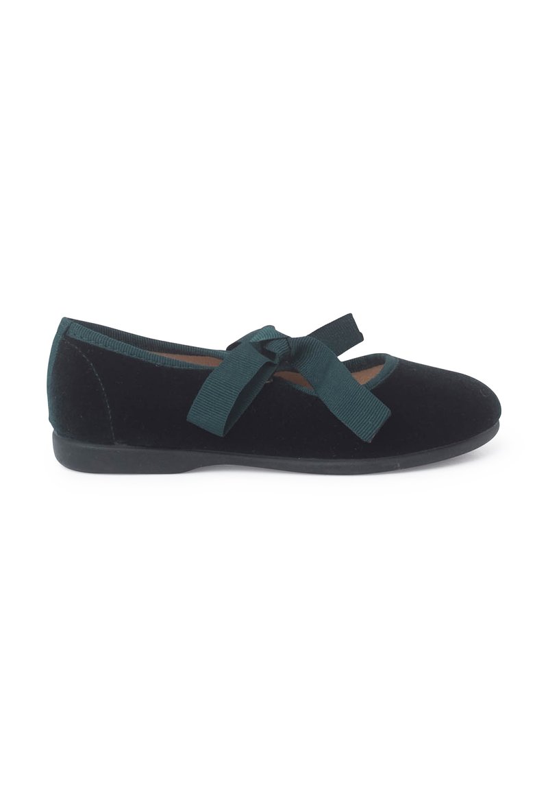 Schwarze Samt-Ballettschuhe mit einem zentralen Ausschnitt und einer großen turquoisefarbigen Schleife vorne. Flache Sohle mit minimaler Profilierung.