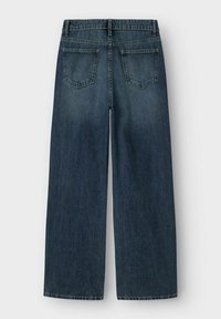 Jeans de pernera ancha en azul oscuro con bolsillos traseros, pasadores de cinturón y costuras visibles, mostrados desde la parte trasera sobre un fondo blanco.