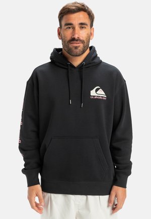 Svart hoodie med frontficka, justerbara snoddar och logotyp i vitt och rosa. Har ribbade ärmslut och nederkant. Mjuk tygkvalitet.