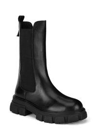 Czarne botki sięgające kostki z gładką skórzaną cholewką, elastycznymi panelami po bokach oraz masywną gumową podeszwą o fakturowanym bieżniku zapewniającym przyczepność.