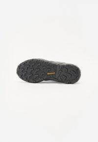 Sort gummisko sål med tekstureret grip mønster og Continental logo. Har vinklede dæk for trækkraft og holdbarhed.