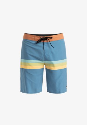 Kleurrijke zwembroek in blauw met horizontale strepen in lichtgroen, geel en donkerblauw. Voorzien van een bruine tailleband en trekkoord.