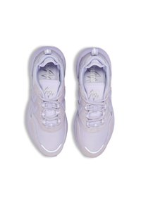 Ljust lila sportskor med en texturerad meshöverdela, förstärkt tå och kontrasterande detaljer på sidorna och snörningarna.