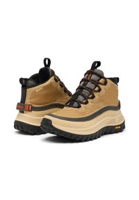 Ruske vestra waterproof vaelluskengät, joissa on paksu musta kumipohja, harmaita ja oransseja yksityiskohtia, verkkovuori ja teksturoitu pinta. Kevyt malli.