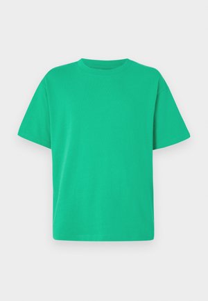 Groene T-shirt met korte mouwen, gemaakt van zachte stof; heeft een ronde hals en een ontspannen pasvorm; gladde textuur zonder patronen of accenten.