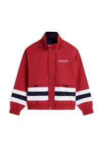 Κόκκινο μπουφάν Tommy Hilfiger με ναυτικό και λευκές οριζόντιες ρίγες στα μανίκια και στο σώμα, μπροστινές τσέπες, ψηλό γιακά και ελαστικά μανσέτες και τελείωμα.