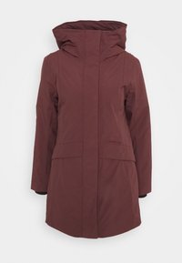 Long manteau d’hiver bordeaux avec col montant et fermeture à rabat devant, conçu pour temps froid.