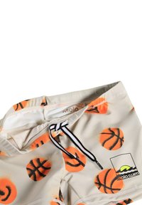 Badeshorts i beige med orange basketballprint, med sort snøre og logomærke. Fremstillet af genanvendt materiale, glat tekstur.