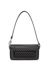 Sac à main en cuir noir avec une surface texturée, orné de clous blancs, présentant un panneau plat avec un logo embossé et une fine bandoulière.