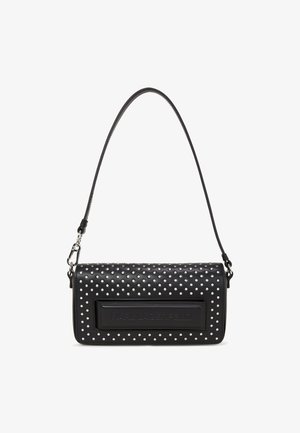 Mustast nahkakotist on tekstureeritud pind, kaunistatud valgete nurgastudidega, millel on lamedat paneeli, kus on reljeefne logo ja jäme õlarihm.