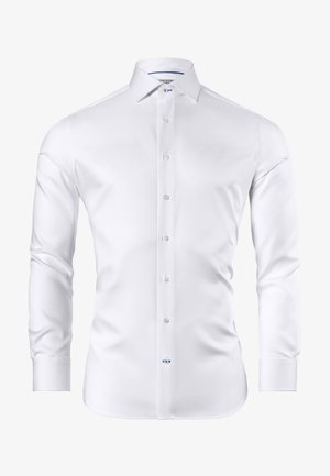 Chemise blanche à manches longues en tissu lisse, avec un col classique, un devant à boutons et un subtil détail bleu sur les poignets.