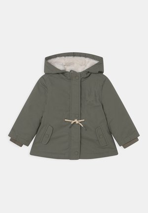 Manteau matelassé vert olive avec capuche, doté d'une doublure en fourrure douce crème, broderie de lapin sur la poitrine et taille à cordon ajustable.