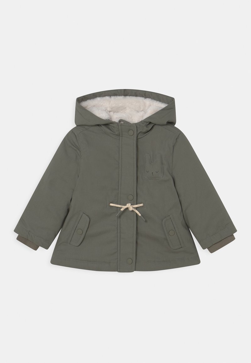 Manteau matelassé vert olive avec capuche, doté d'une doublure en fourrure douce crème, broderie de lapin sur la poitrine et taille à cordon ajustable.
