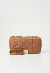 Brun skuldertaske i quiltet læder med guldkæde, rektangulær form og en guldfarvet accenteringsplade foran.