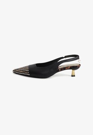 Zapato negro tipo slingback con punta afilada, detalles de tachuelas, textura de cuero, tacón bajo dorado y plantilla de leopardo.