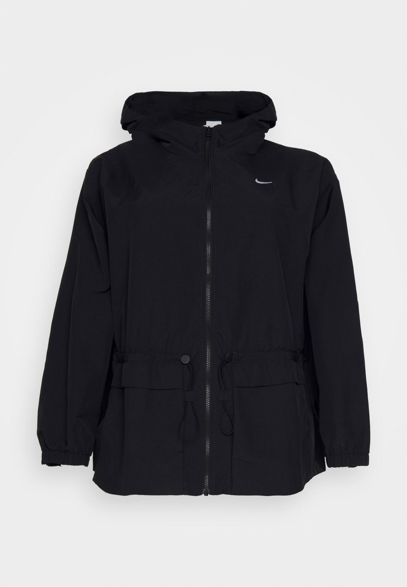 Chaqueta con capucha impermeable negra, con cremallera frontal, cintura ajustable con cordón y logo en el pecho, con mangas largas y dos bolsillos frontales.