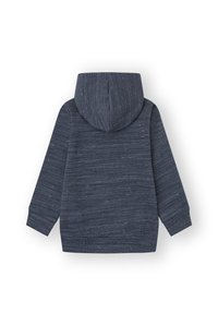 Sudadera con capucha de color azul oscuro con un patrón texturizado y jaspeado. Presenta mangas largas y un corte holgado para mayor comodidad y calidez.
