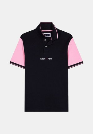 Polo noir avec manches courtes roses, bordure rose sur le col et les bords des manches, et logo "Eden Park" centré sur la poitrine.