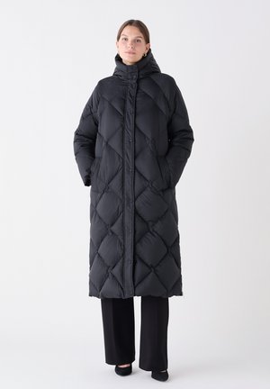 Schwarzer, langer Daunenmantel mit einem rautenförmigen Steppmuster, hohem Kragen und seitlichen Taschen. Glattes Material mit matter Oberfläche.