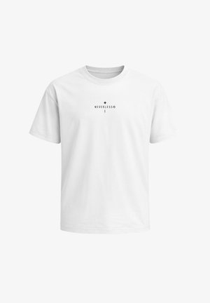 Weißes T-Shirt mit kurzen Ärmeln und Rundhalsausschnitt mit kleinem schwarzen Text "NEVERLESS®" und kleinem Sternsymbol in der Mitte auf der Brust.