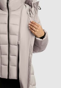 Svetlošedá prešívaná bunda so zateplením, so stojačikom, predným zipsom a bočnými vreckami na zips, s hladkým, lesklým povrchom.