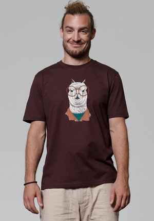 Bordeaux T-shirt met een cartoon lama die een bril en een bruine kraag draagt. Zachte stof, korte mouwen, casual pasvorm.