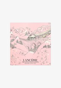 Palette rectangulaire rose avec des illustrations de montagnes, un train et des arbres. Présente des accents dorés et le texte « Lancôme The Adventurous Palette ».