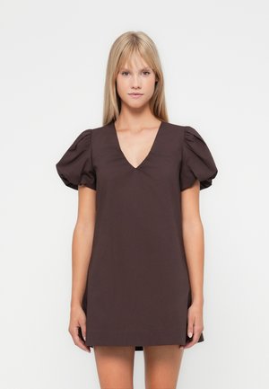 Bruine jurk met pofmouwen en een V-hals. Gemaakt van soepel materiaal, met een ontspannen pasvorm en een minimalistisch ontwerp. Zijsplitten voor bewegingsvrijheid.