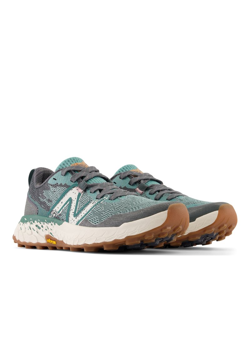 Trailrunning-Schuhe mit einem Mesh-Obermaterial in Türkis und Grau, einer Gummisohle mit ausgeprägten Stollen und einer gepolsterten weißen Zwischensohle.