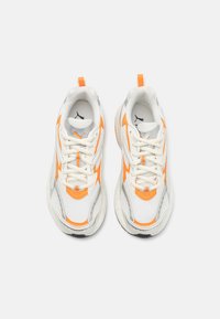 Puma MORPHIC - Cestná bežecká obuv - warm white/bright melon