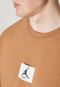 Jordan M J ESS STMT FLC CREW - Sweatshirt - legend dk brown