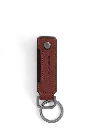 Brown leather keychain with black stitching and metal ring, featuring Piquadro logo on both leather and ring.