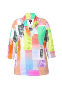 Top colorido con cuello de cowl, mangas 3/4 y patrones geométricos abstractos en tonos de naranja, verde, rosa y negro. Hecho de una tela suave.