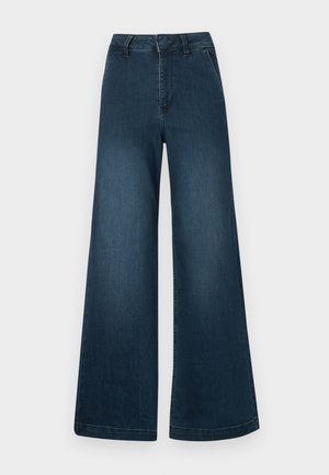 Dunkelblaue High-Waist-Jeans mit weitem Bein, Taschen vorne und Gürtelschlaufen auf weißem Hintergrund.